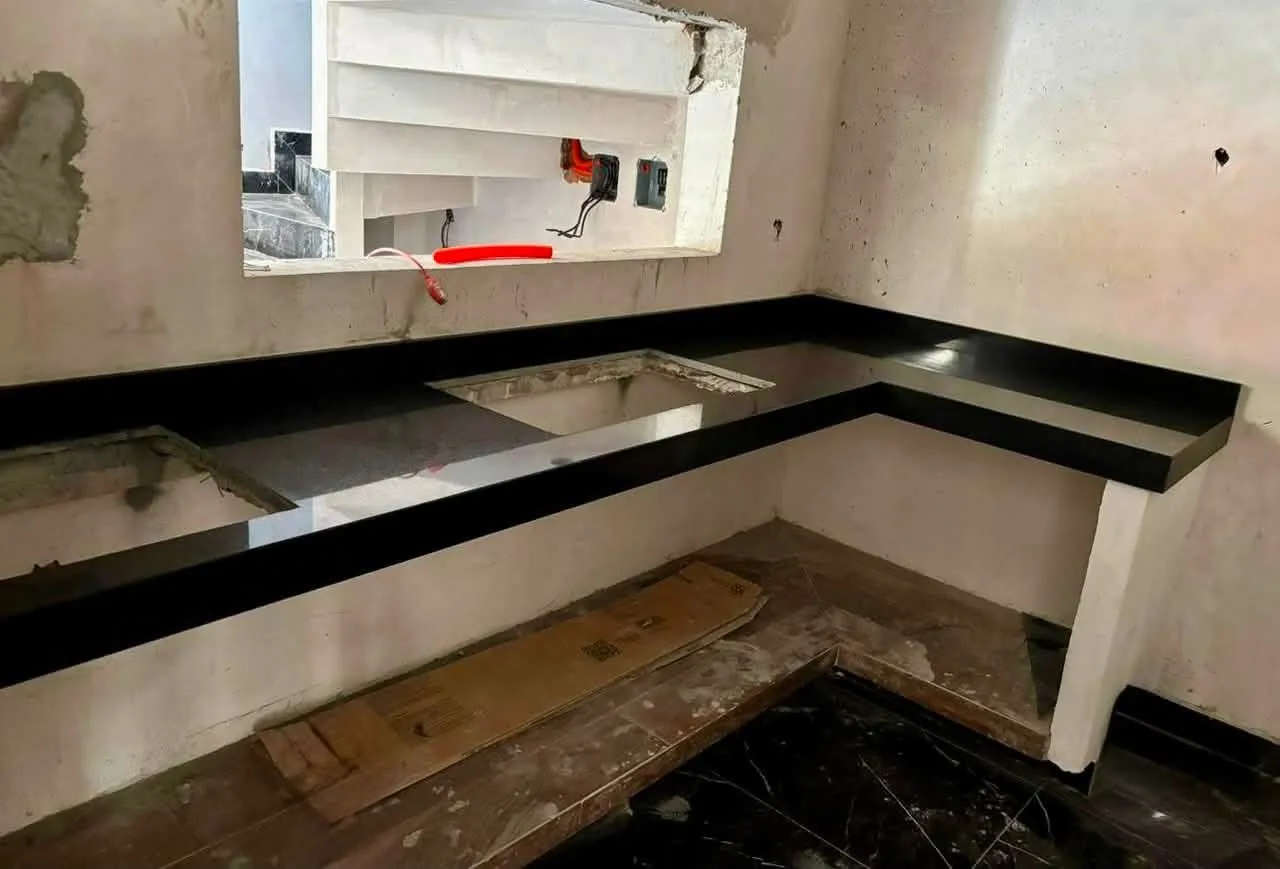 Cubierta negra en L durante instalación